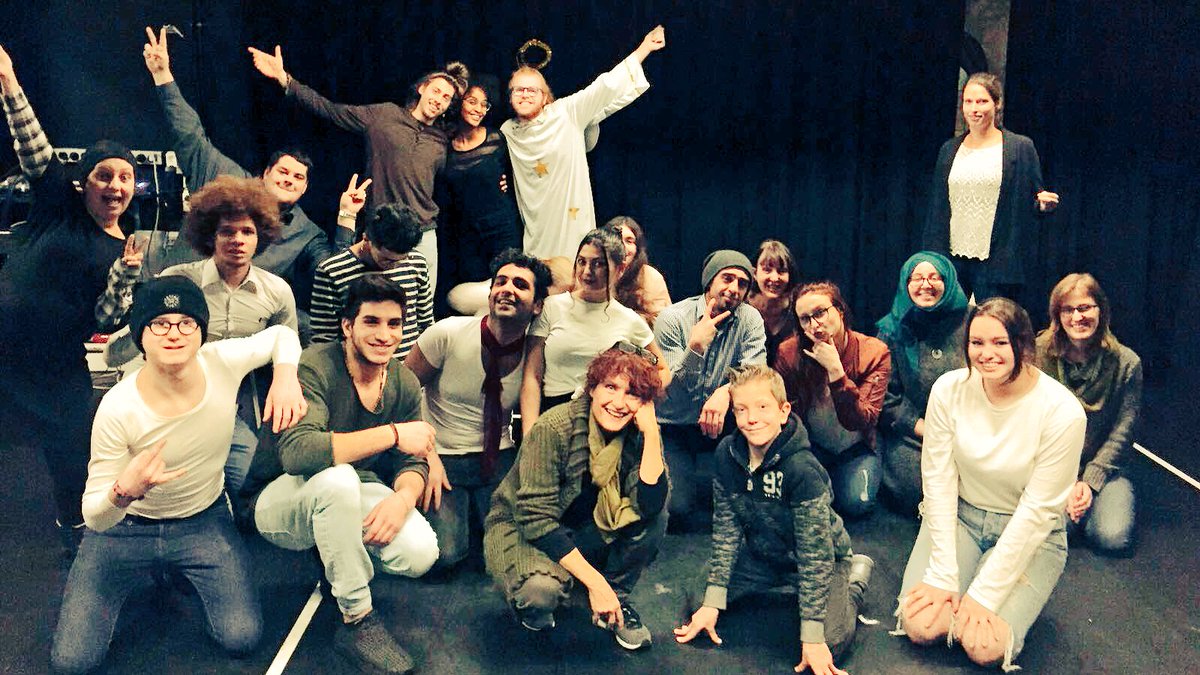 StutTheater's tweet photo. Elke donderdagavond kun je bij #StutOpen terecht voor gratis theaterles van docent Nienke. De deelnemers hebben een eigentijdse versie van het Kerstverhaal gemaakt, zondag te zien bij onze uitverkochte #Kerstspecial! https://t.co/ep7QKDOthn