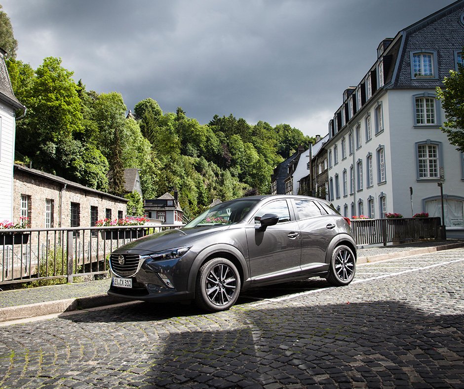 Mazda_UK's tweet photo. We'd ask 'who wore it better?' but that wouldn't be fair on the sky. #CX3 #MachineGrey https://t.co/nncwFHpcIQ https://t.co/6SPxmEosD1