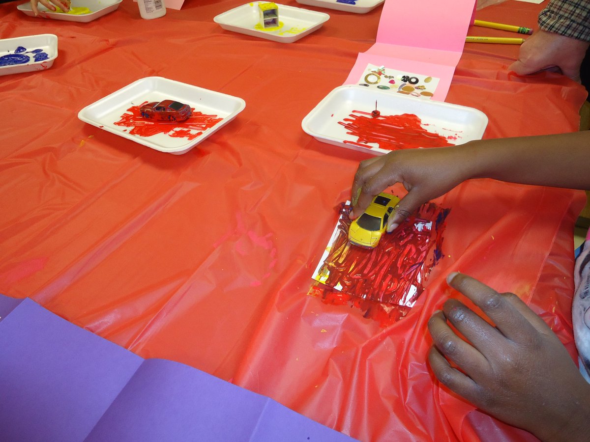 tinafisher71's tweet photo. Children's Art Network with Kindergarten this morning. Such fun! #ves_panthers #bathschoolrock https://t.co/EdJnnlQGjP