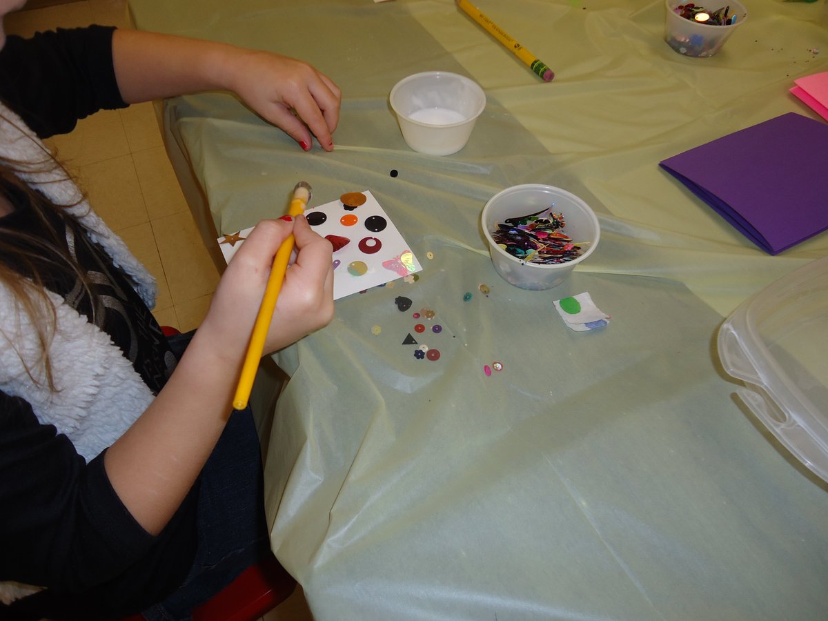 tinafisher71's tweet photo. Children's Art Network with Kindergarten this morning. Such fun! #ves_panthers #bathschoolrock https://t.co/EdJnnlQGjP