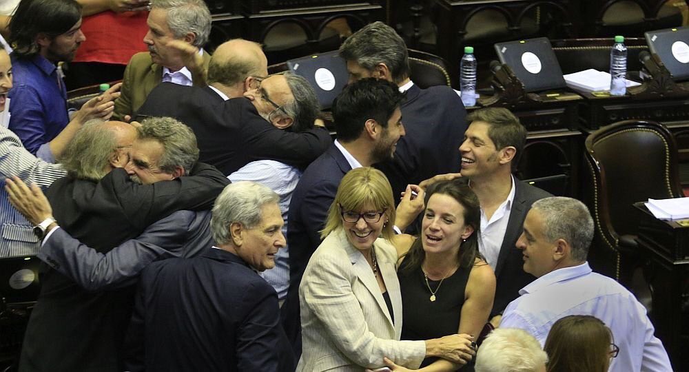 FerIglesias's tweet photo. Cálido abrazo de festejo por la patoteada con que levantaron una sesión con quórum entre @RossiAgustinOk y @dmvasco y entre @Kicillofok y @PrensaFMoyano Pero vos seguí votando al Frente Reciclador de @SergioMassa porque no son lo mismo. https://t.co/jTnPgTIYFD