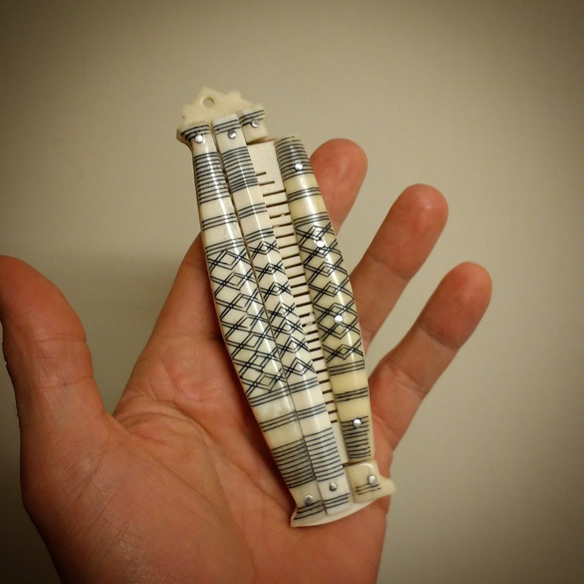 eblueaxe's tweet photo. Finished decorating one of these #earlymedieval cased combs from Grave 115 at #Birka. Still need to make a peg and hole to lock the comb in the case, and a suspension cord to hang it from. #vikingage #boneworking #livinghistory #vikingreenactment #vikings https://t.co/bdFFDZvUwq