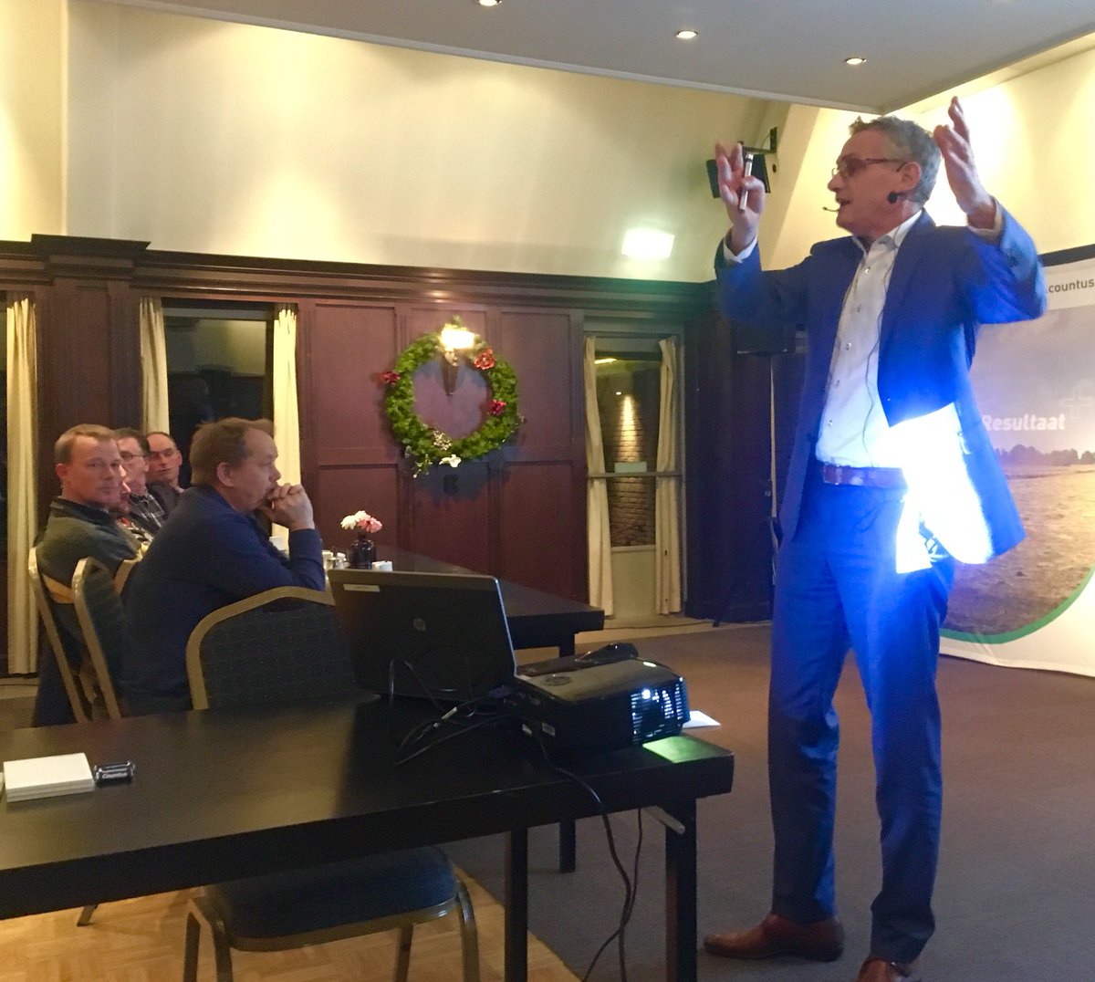 henk_lassche's tweet photo. @JaapGielen vol vuur voor een volle zaal in Fryslan! Ook voor de @CountusAgro melkveehouderij specialisten @kamphuisrobert (ruimtelijke ordening &amp; milieu) en @TymersmaAagje (agro jurist) veel aandacht en vragen uit de zaal. #bewaak #bepaal #versterk #jepositie #metCountus https://t.co/7Z8F1tTkm5