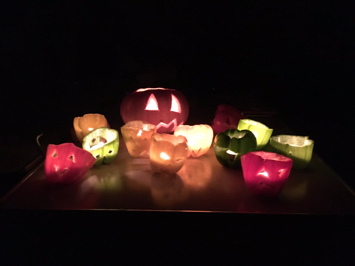 GirlguidingSV's tweet photo. #12DaysOfGuiding 
1st Birkenshaw Guide made #Halloween #lanterns from #pumpkins and #peppers 🕷 https://t.co/kMDV9Gur3E