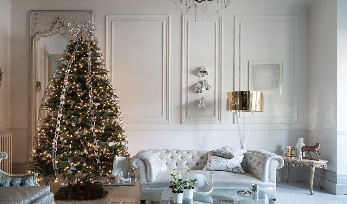 Introduce some seasonal sparkle to your home this #festive season ✨ @FarrowandBall - #WimborneWhite Estate Emulsion living room invigorates this home and fills it with lovely #christmas cheer. 🎄 #bradfordhour #leedshour #FarrowandBallStockist