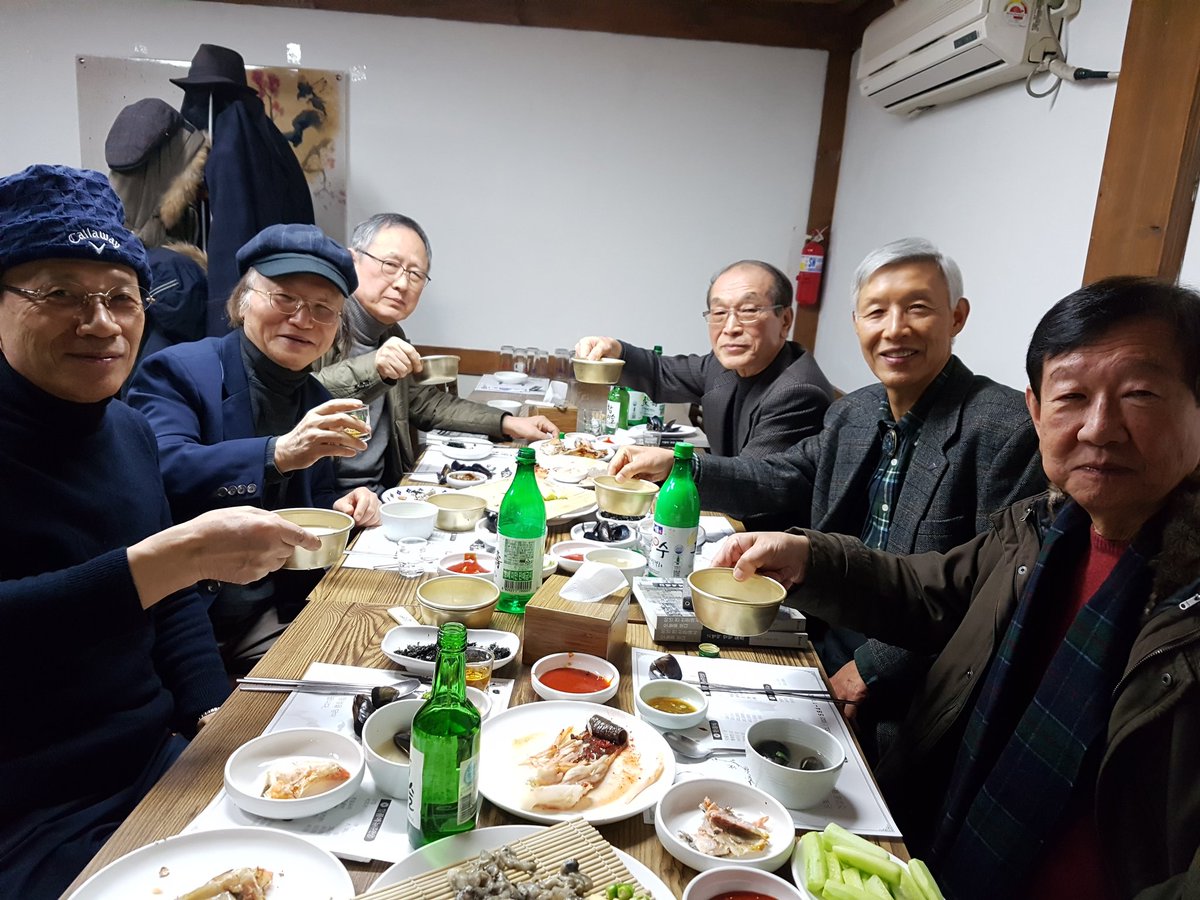 서울대문리대64학번  모임  마로니에회  송년모임이  강남한정식집  모악정에서 있었습니다.30여분참석