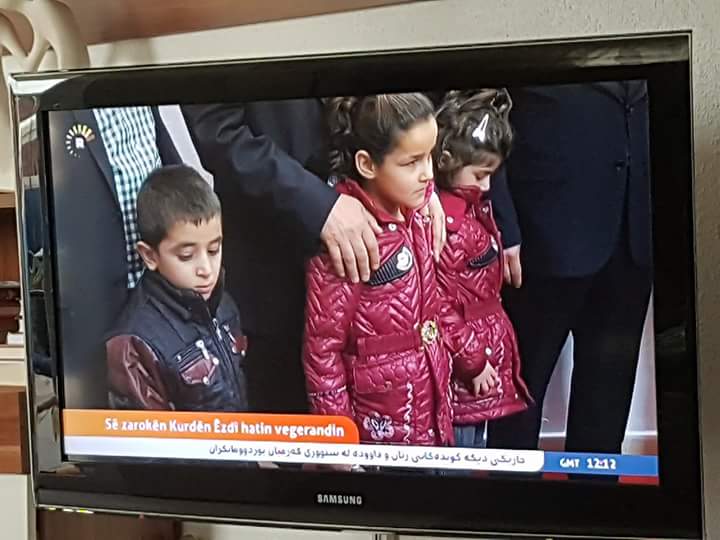 هولاء الاطفال هم من الاطفال #الايزيديين    إنقذوا وسيرسلون الى بغداد من تركيا
والمتحدث من تركيا لقناة روداو وهو من HDP ای حزب الشعوب الدیمقراطي  يقول ان الاطفال مازالوا تحت الصدمة منذ الاختطاف وقد نسووا لغتهم ولايجيدون التحدث باي لغة اخرى 
المصدر موقع كفاح كونجي