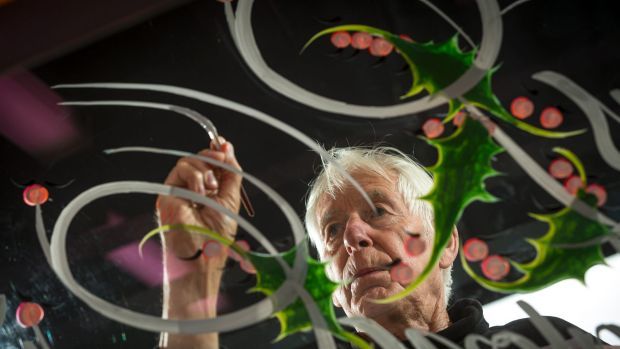 CRS_Graphics's tweet image. The last signwriter: Robbie Holbery's butcher's windows a notice Christmas is near buff.ly/2kXoIVO #ukbusinesshour #robinhoodhour