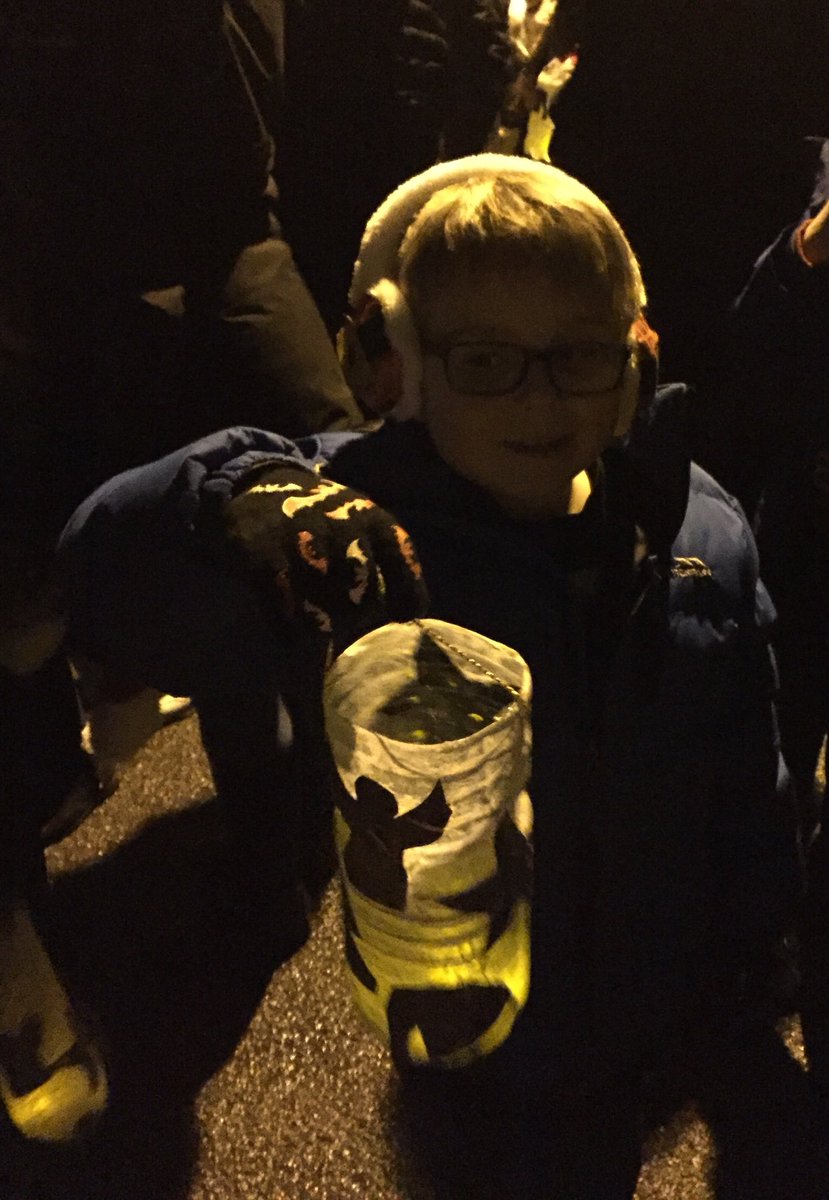 WarnerFancy's tweet photo. School lantern Parade and Santa @LytMinUptonTC https://t.co/eZXBrJ4LYC