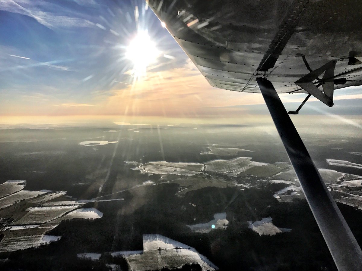 ruweaero's tweet photo. We love to fly you! #ruweaero #berlin #rundflug #pilotsein #firstclass #strausberg #flugplatzstrausberg #eday #wowirsindistoben https://t.co/NQU0U1HX3o