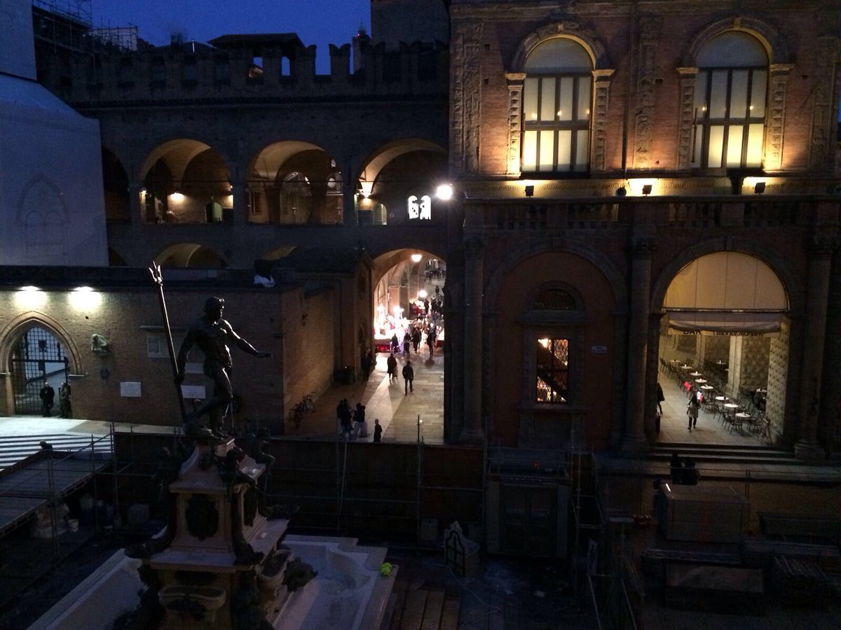 comunebologna's tweet photo. Il fascino senza tempo del #Nettuno in versione "notturna": manca poco più di una settimana ormai al grande ritorno. #Bologna #MyNettuno https://t.co/FwG0dEgpIF