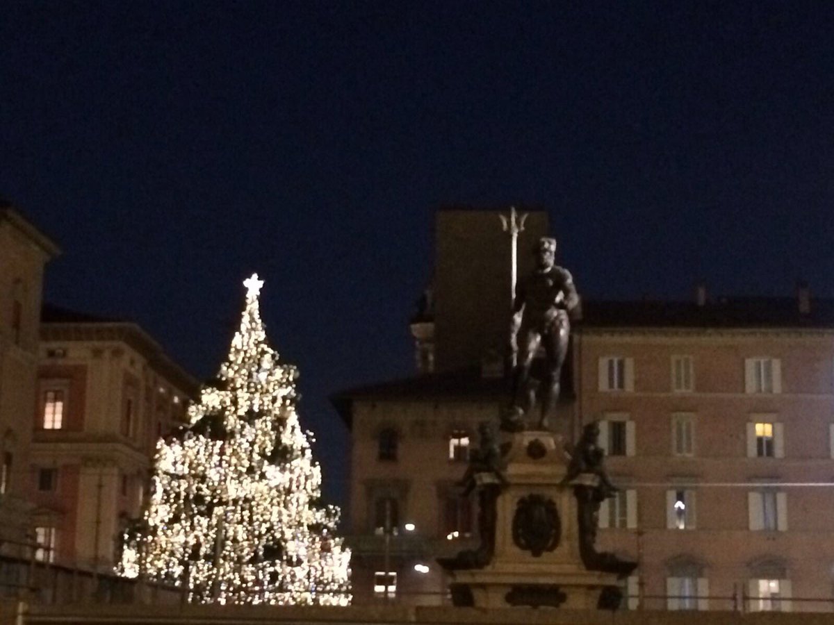 comunebologna's tweet photo. Il fascino senza tempo del #Nettuno in versione "notturna": manca poco più di una settimana ormai al grande ritorno. #Bologna #MyNettuno https://t.co/FwG0dEgpIF