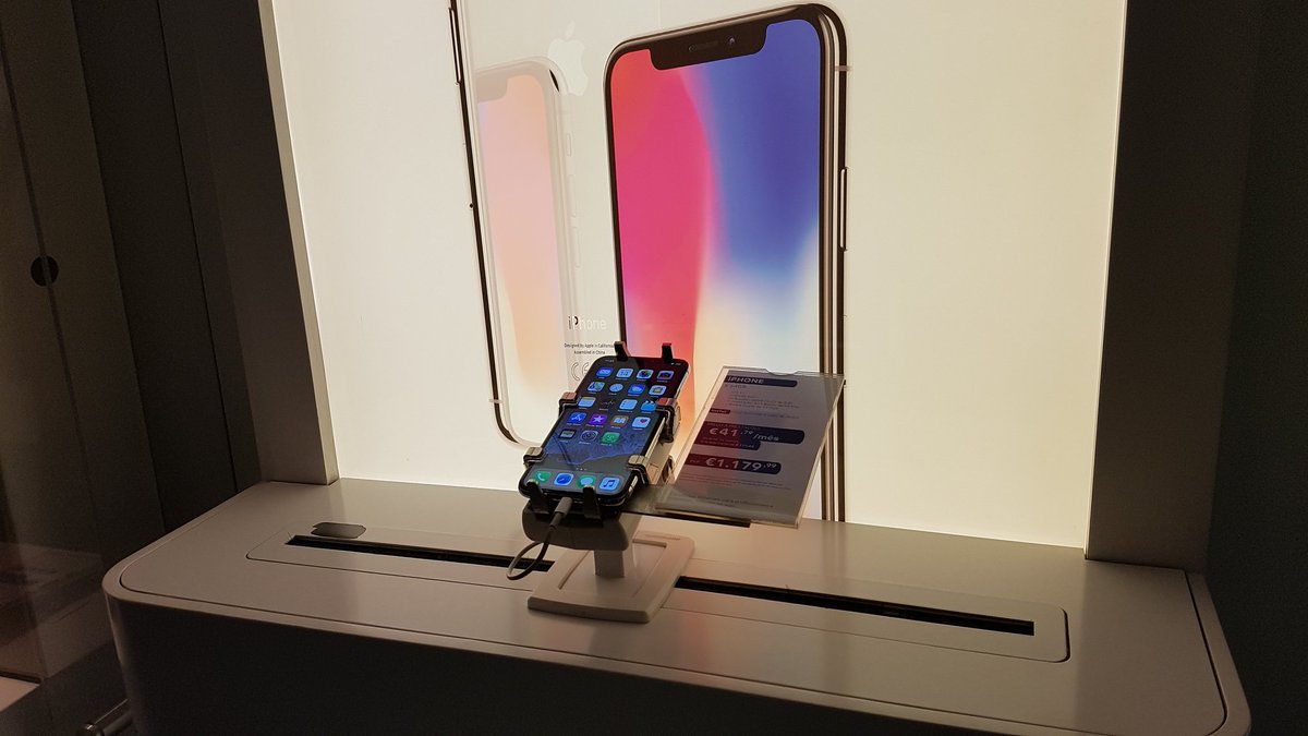 gripzo's tweet photo. Today we were in Portugal, Oporto to be exact, saw an another iPhone X secured by #gripzo anti theft brackets. Staff told us they've been using Gripzo since iPhone 6 and no phones were stolen since! https://t.co/azpnU3nTre