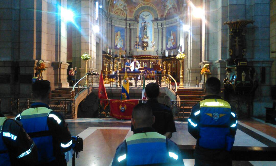 bomberos_merida's tweet photo. @brai12brai Cumpliendo XIII Años de ardua labor, ejemplo de servicio, llegando de una u otra forma a cada rincón del Estado Bolivariano de Mérida, recordando que el día viernes 15 de Diciembre a las 04:30 AM se realizara la tradicional Misa de Aguinaldos en nuestras Instalaciones https://t.co/Emd8PJMdgT