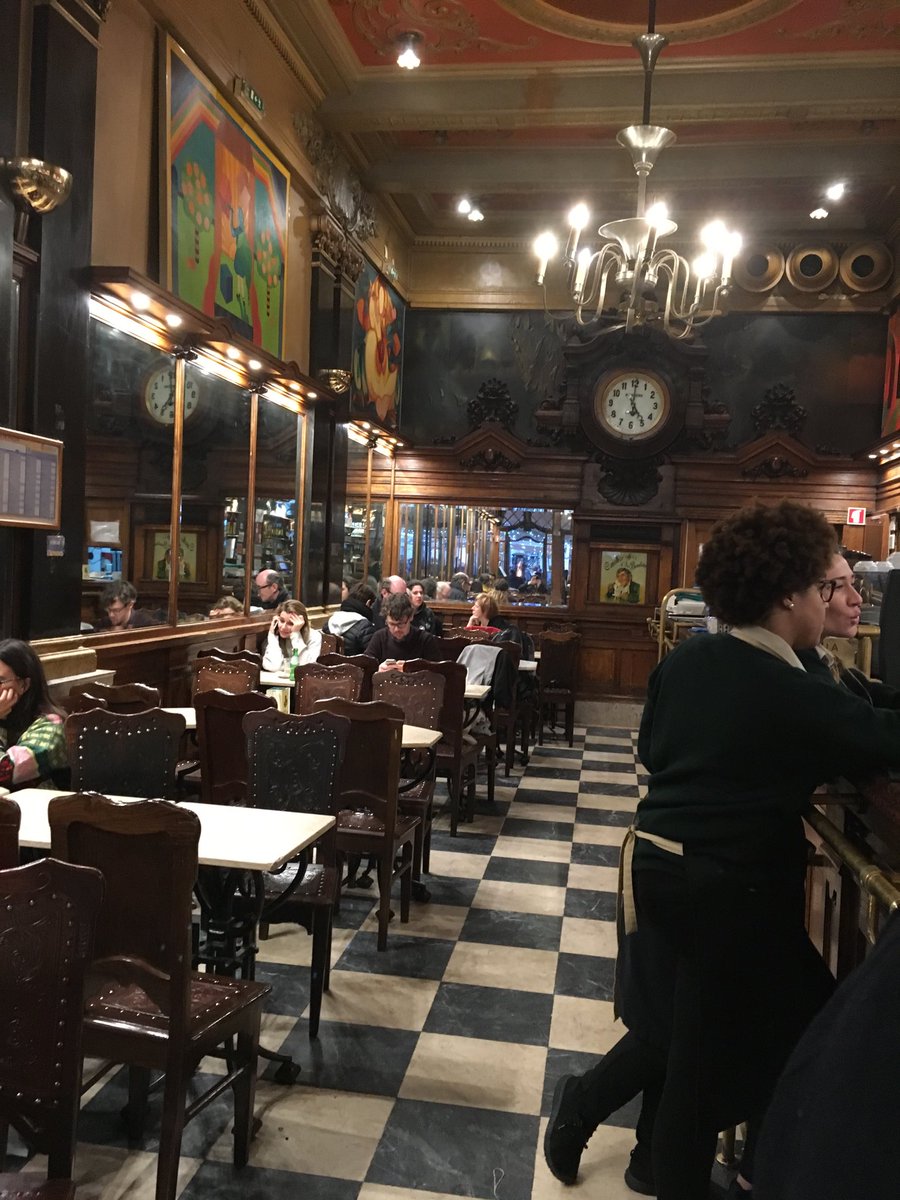 leticiaConceta's tweet photo. No tuve la suerte de @adrianaugarte10 #SiraQuiroga.No me encontré a @PeterVives #MarcusLogan ,en A Brasileira.Aún así,espectacular el Chiado,y la ciudad.Decadente,original y muy,muy romántica.#ElTiempoEntreCosturas #Lisboa #Portugal https://t.co/xwOP3XpyPz