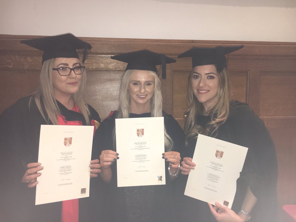 NyrsysCCC's tweet photo. O fyfyrwyr Cymraeg i nyrsus Cymraeg @SophieAnnBurges @IechydDaBangor @prifysgolbangor @colegcymraeg @mwy_na_geiriau #prowd https://t.co/eRUUkEaX13