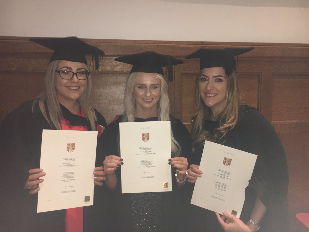 NyrsysCCC's tweet photo. O fyfyrwyr Cymraeg i nyrsus Cymraeg @SophieAnnBurges @IechydDaBangor @prifysgolbangor @colegcymraeg @mwy_na_geiriau #prowd https://t.co/eRUUkEaX13