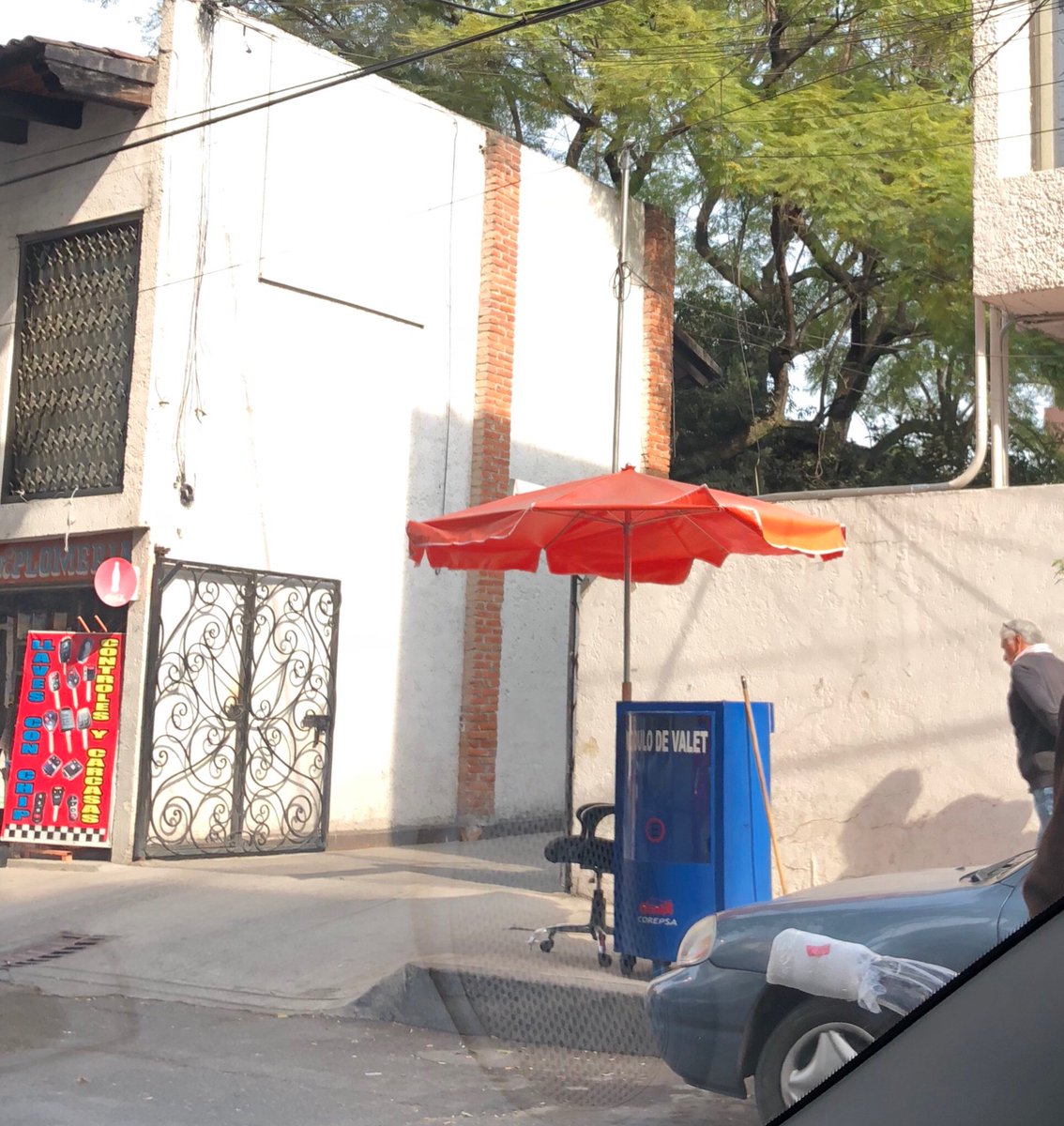 DenunciaMX_'s tweet photo. Una vez más @Casa_Lomas invadiendo banqueta con su ValetParking, todos los días es lo mismo, no es tu banqueta, sean CÍVICOS!!! @DelegacionBJ @banquetalibre @Christianvonroe @VigimoviCDMX @UCS_CDMX @072AvialCDMX @AGUCDMX https://t.co/sqILlD2RjZ