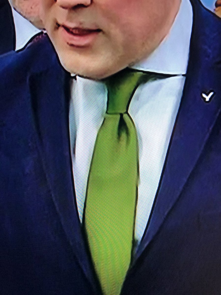 Grænt bindi og hnúturinn hallast til vinstri. #stefnuræða