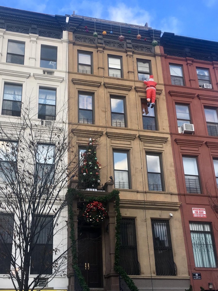 NYCollPodMed's tweet image. Walking around our campus to find Santa checking in on Neil Patrick Harris’s house. We hope he’s on his nice list! @ActuallyNPH