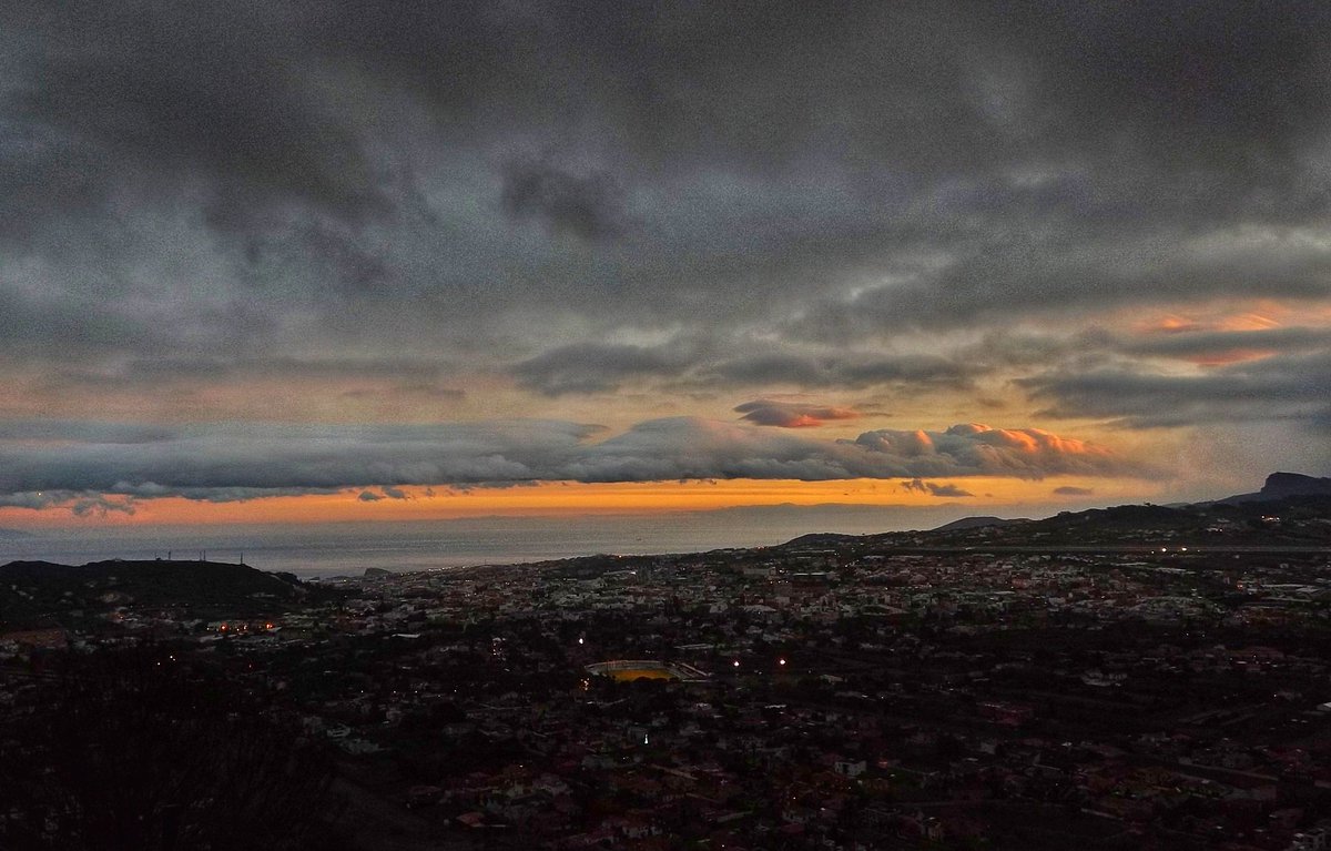 Jose88TF's tweet photo. menudas #nubes y #cielos nos ha ido regalando la temporada meteorológica 2017-18. Lunes11 llegada del #frentefrío #LaLaguna #Tenerife ha dejado hasta 100 l/m2 en 3 días zonas de cumbre #GranCanaria, norte y noreste #Tenerife y superando los 45 l/m2 en norte #Lapalma y #ElHierro https://t.co/fnA8aaxI2j