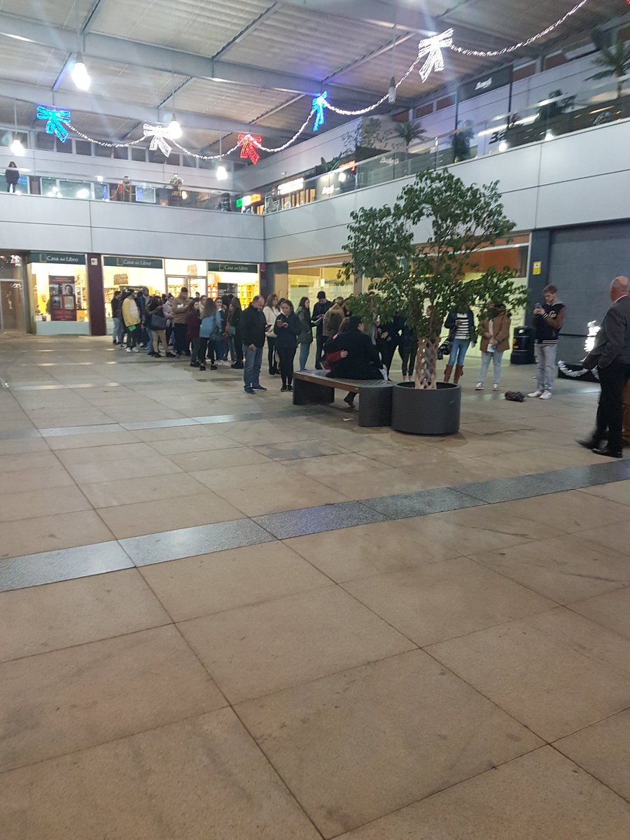 Gracias a <a href="/Defreds/">Defreds</a> por no dejar a nadie sin firmar.. teniéndolo que hacer en la calle gracias a la <a href="/casadellibro/">Casa del Libro</a> #sevilla