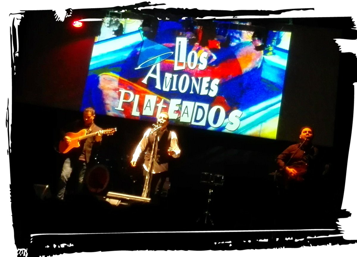 DaniMayoPop's tweet photo. @AvionesPlatea2 y mi Soul brother @raul_olivar en un tributo con MAYÚSCULAS #Vivalamúsicaendirecto https://t.co/PCpk9FghaP