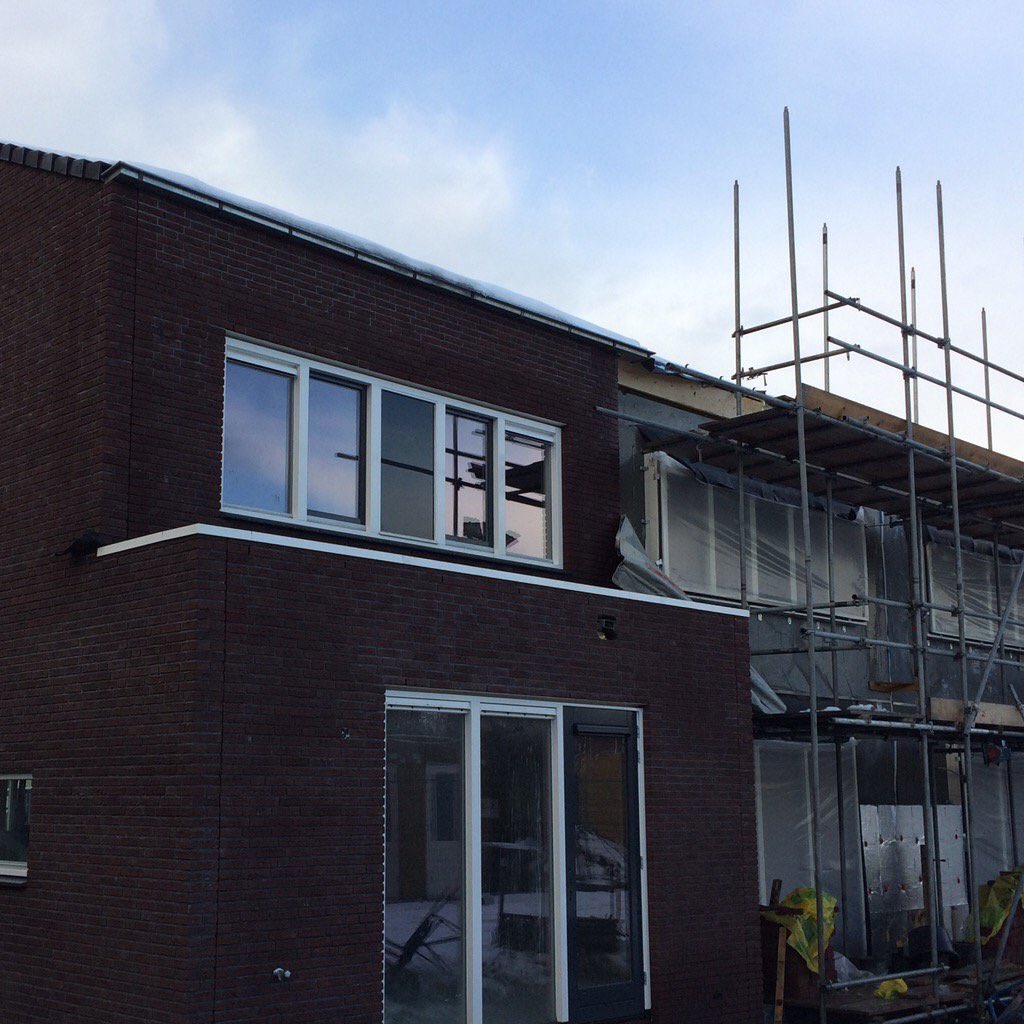 ArianKleijn's tweet photo. HET IS GELUKT!! Een complete woning bouwen (opleverklaar!) in 16 werkdagen! Wat een geweldige prestatie van dit #SCT topteam van @WaalBouw en de #bouwpartners! #TROTS #samenslimmerbouwen #maakiQ @Arpa_nl @AcapellaHoogvl https://t.co/p6IijaClUj