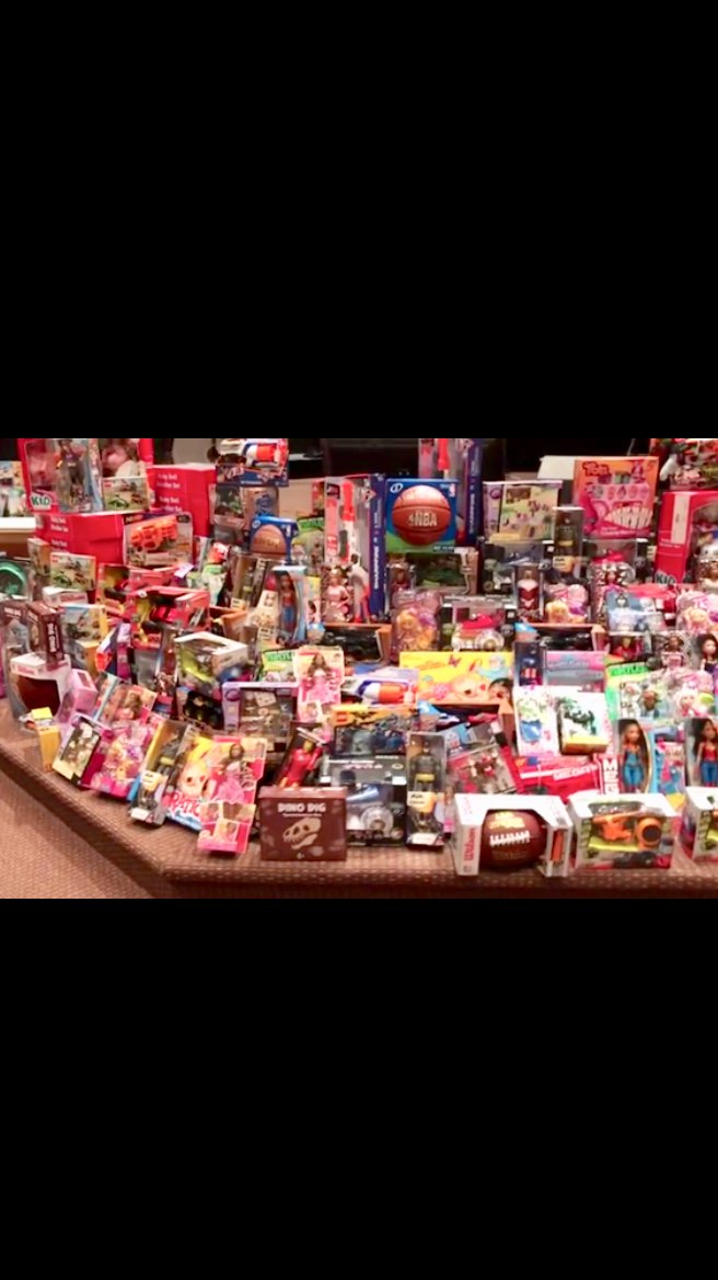 TweetDCS_Comm's tweet photo. Cornerstone Church--Southaven brought a gift for every boy and girl at Southaven Elementary.  All 800 of them. Cornerstone understands  the power of a strong sense of community on children.  #TeamDCS https://t.co/dR6Pwue6C7