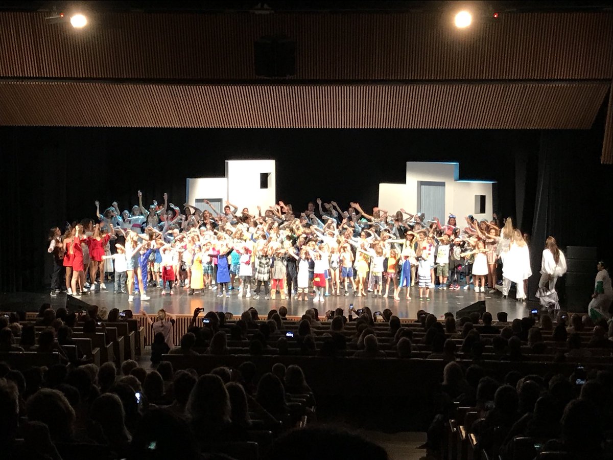 Tancant show “Morna Mia” de Morna International College.
Demà la segona funció a les 19h, no falteu!