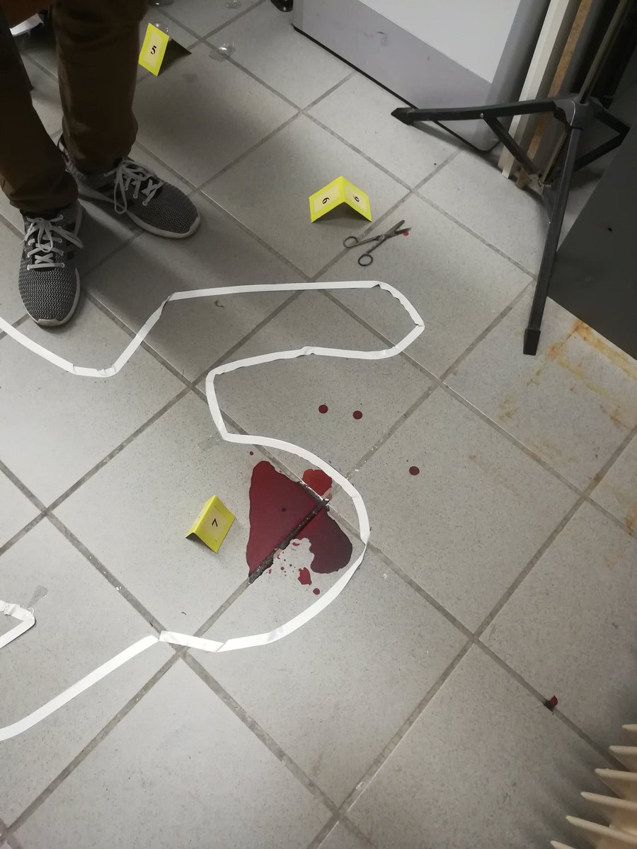 Lu_MarquesFr's tweet photo. Cenas de Métodos Praticos Científicos, (local do crime) cabe a nós descubrir o culpado numa lista de 12 suspeitos.. 😁😁 https://t.co/SBnV54A1mB