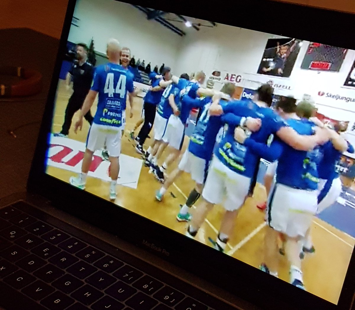 hafdi5's tweet photo. ÞETTA ER LIÐIÐ SEM EG ÞEKKI 😭❤ #FORCAFRAM #HANDBOLTI #SEINNIBYLGJAN https://t.co/Db8tckeu7b