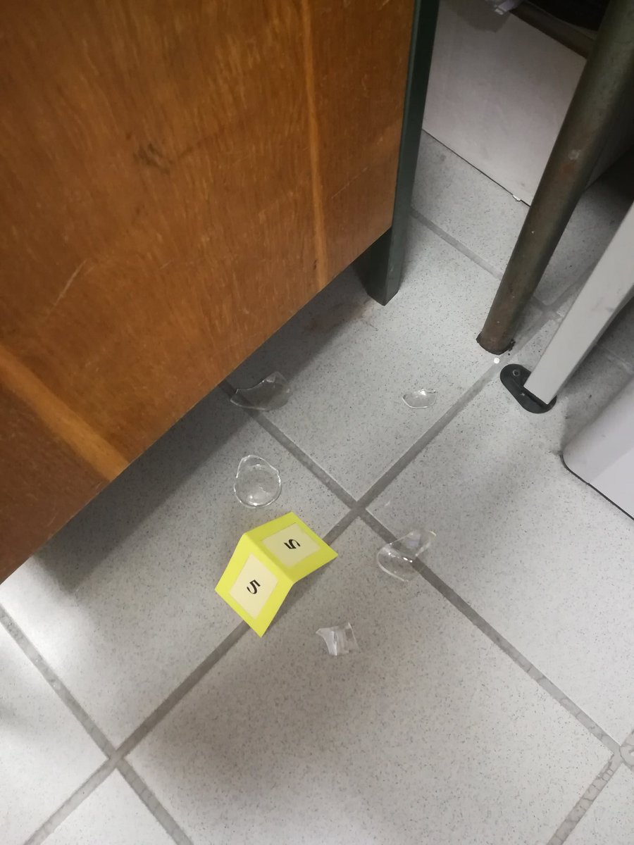 Lu_MarquesFr's tweet photo. Cenas de Métodos Praticos Científicos, (local do crime) cabe a nós descubrir o culpado numa lista de 12 suspeitos.. 😁😁 https://t.co/SBnV54A1mB