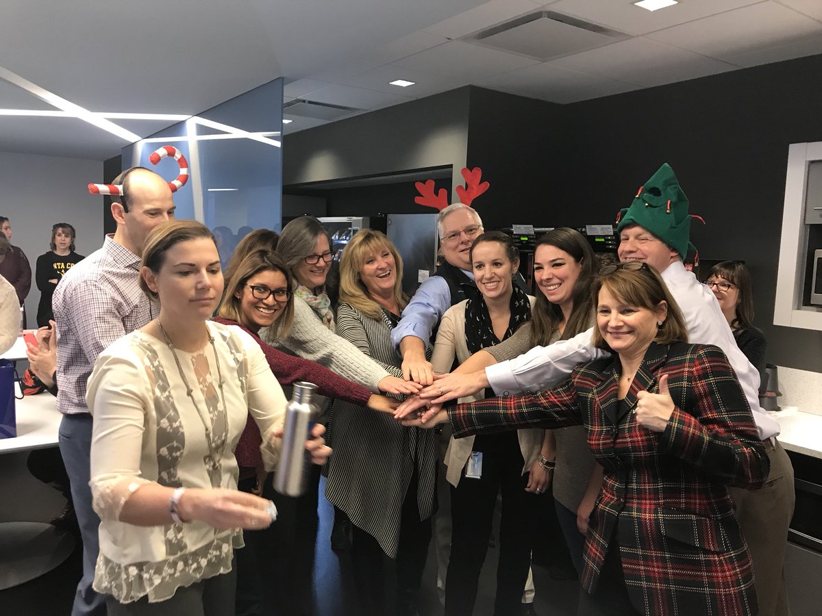 cinthiawalker18's tweet photo. The HR Cube decorating contest was a success! Congrats to the winners  and a BIG thank you goes out to all who helped bring the holiday spirit to the 25th floor ❄️☃️ https://t.co/py9iUUK2gd