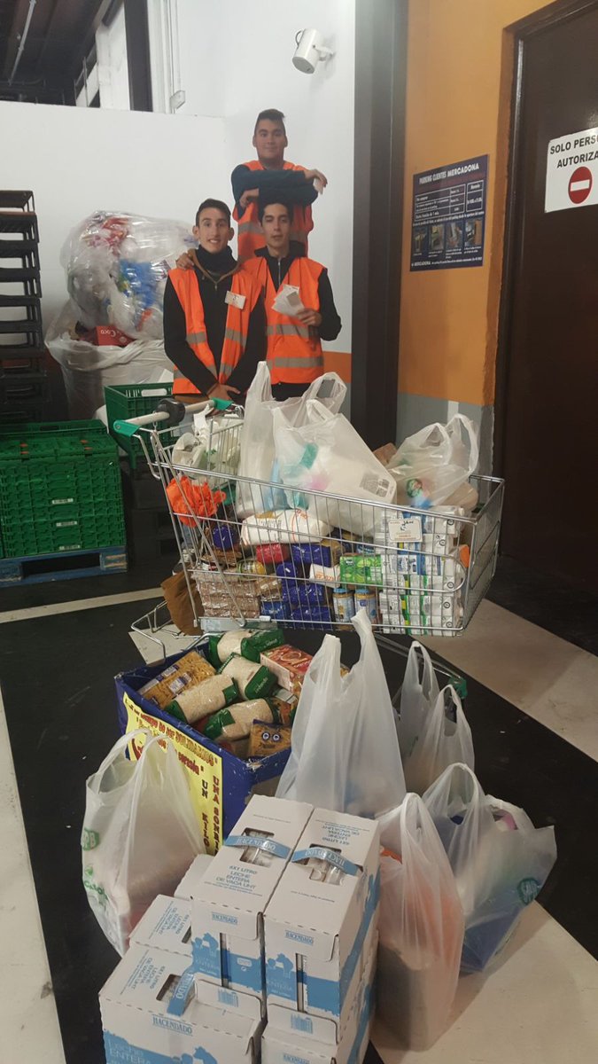 SJBJerez's tweet photo. Gracias a tod@s l@s voluntari@s que esta tarde han aportado un poco de su tiempo para la recogida de alimentos a favor de los más necesitados. Muchas gracias a tod@s. https://t.co/nHJ6gXEZ0Q