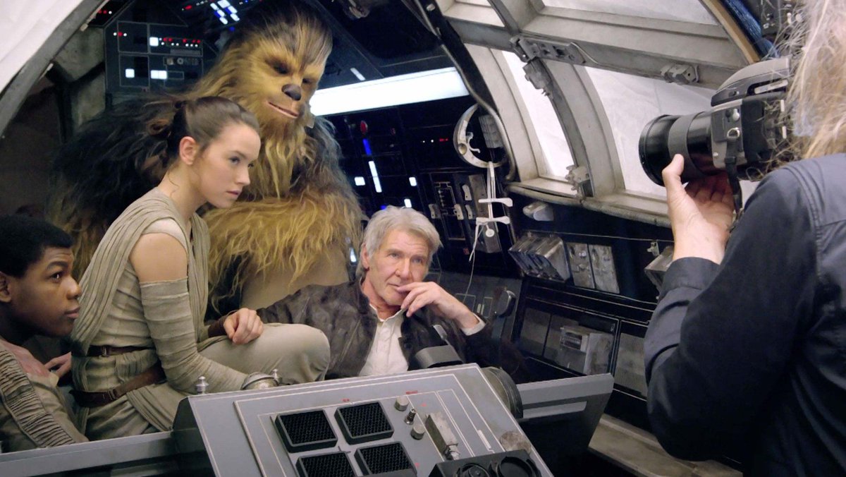 John Boyega, Daisy Ridley, Peter Mayhew et Harrison Ford en coulisses du film Star Wars The Force Awakens, 2015 https://t.co/B9lNvbNXOw