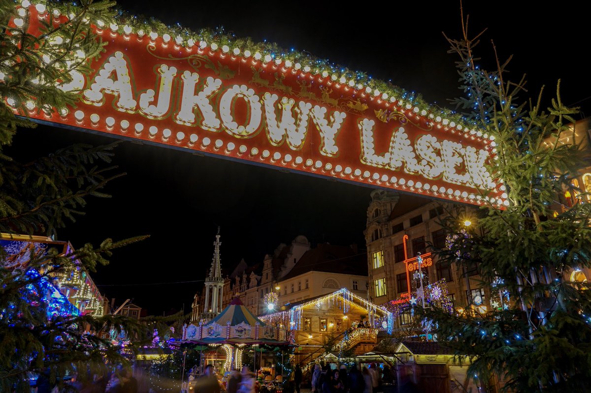 PhilippSacherow's tweet photo. Greetings from the christmas market from #Breslau 

@VisitPolandinfo 
#Poland #Wroclaw https://t.co/QzCxyntiKm