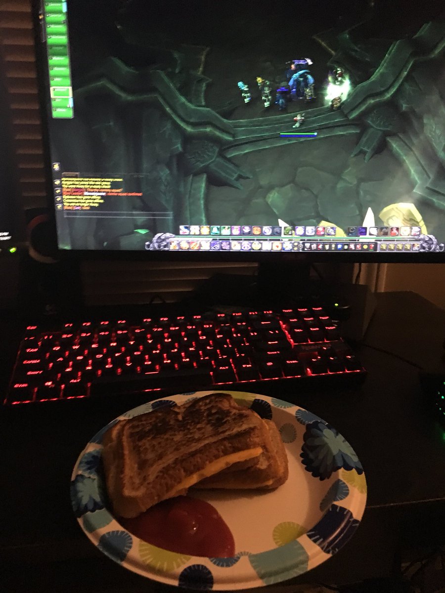 lev_wow's tweet photo. That grilled cheese last night was da bomb. Good idea kid! #breaktimesnacks #WorldofWarcraft #WarbringerRaids https://t.co/r8tQIO0GJX