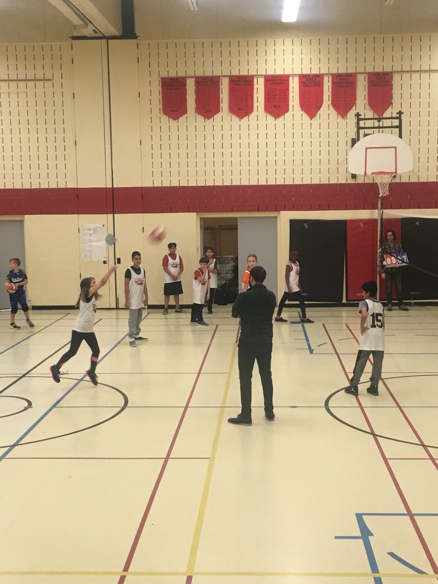 SpiceyArts's tweet photo. Cougars rocking the volleyball court! 🏐 @chawrdsb #sportsmanship #teamwork https://t.co/KdQydR649a