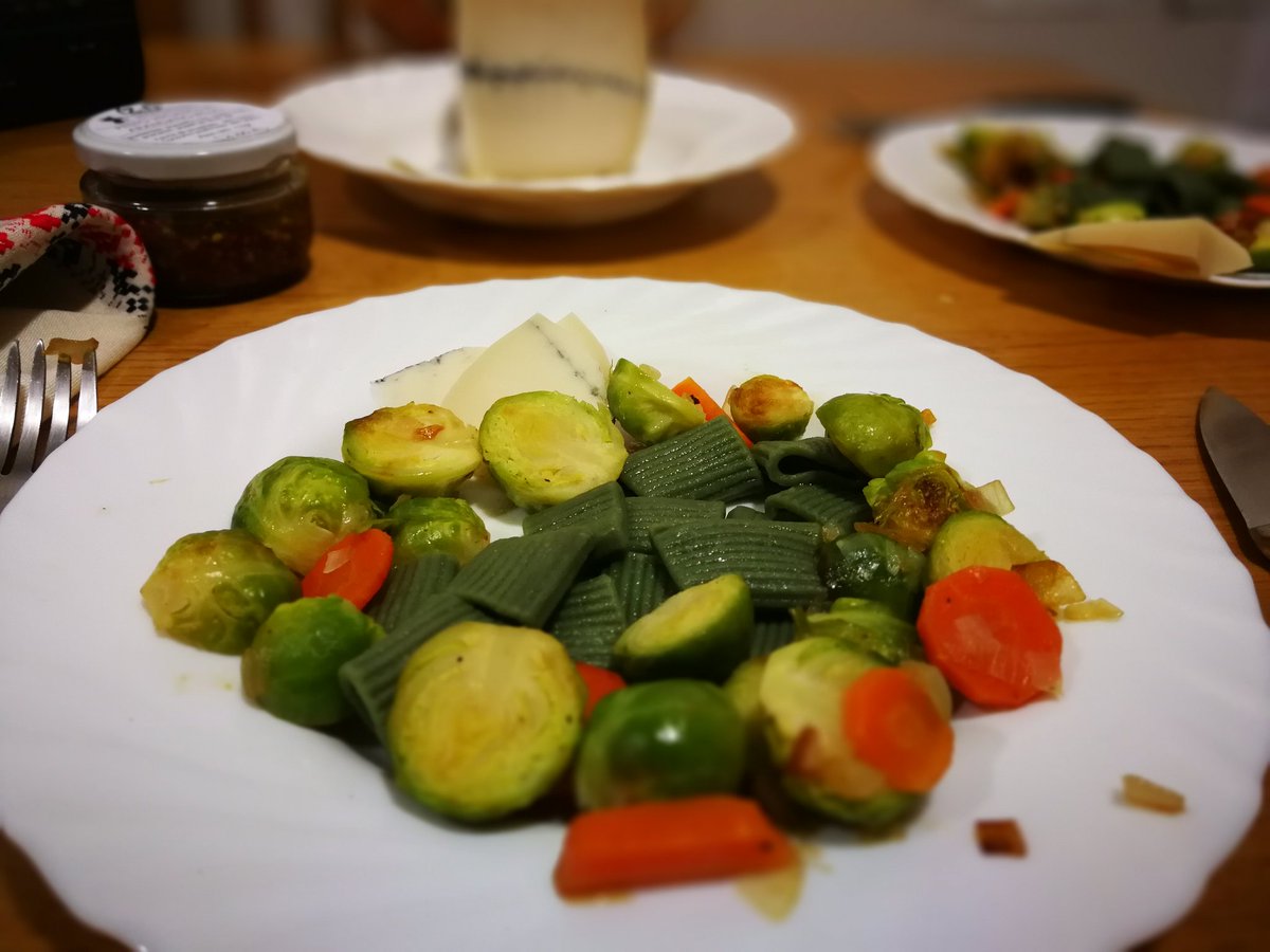 Día de colmena y de cena que dice ¡si!... pasta artesana con espirulina, coles de bruselas con refrito, pesto vegano de arándano... ¡¡Un placer!!