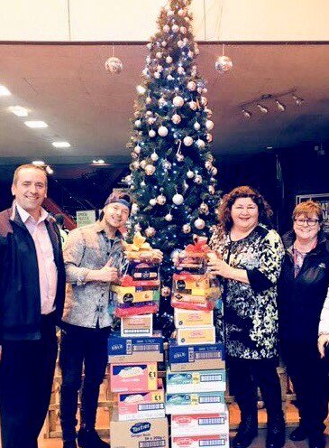 pladis_Global's tweet photo. Too good to resist! British actress, @cherylfergison1, could smell the delicious McVitie’s biscuits being baked in our Carlisle factory while performing in theatre nearby so we decided to send her a supply! Here she is with the rest of her theatre cast and boxes of goodies 😍 https://t.co/vRMSXQesKE