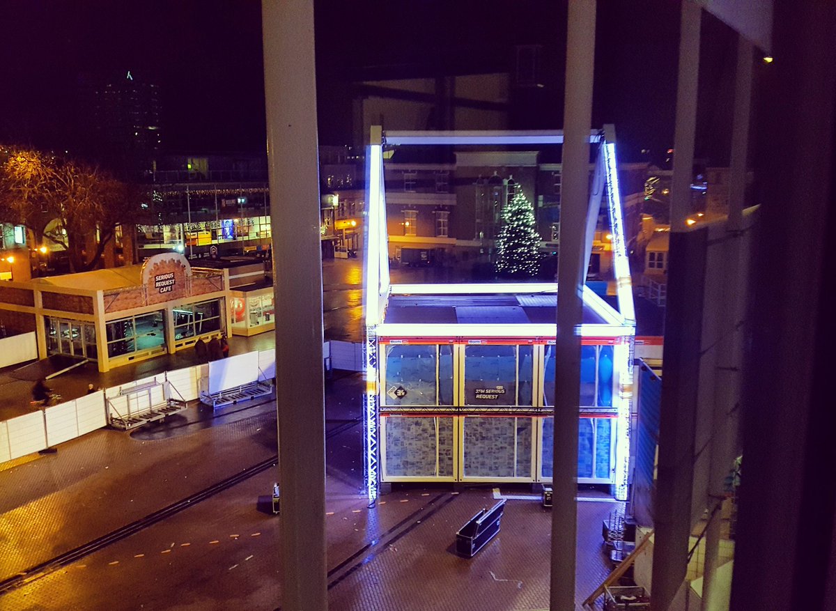 Zo, die staat. Glazen Huis Serious Request op het Marktplein Apeldoorn ziet er gaaf uit. Mooi verlicht, meerdere verdiepingen en een podium op het dak :) #SR17 #apeldoorn