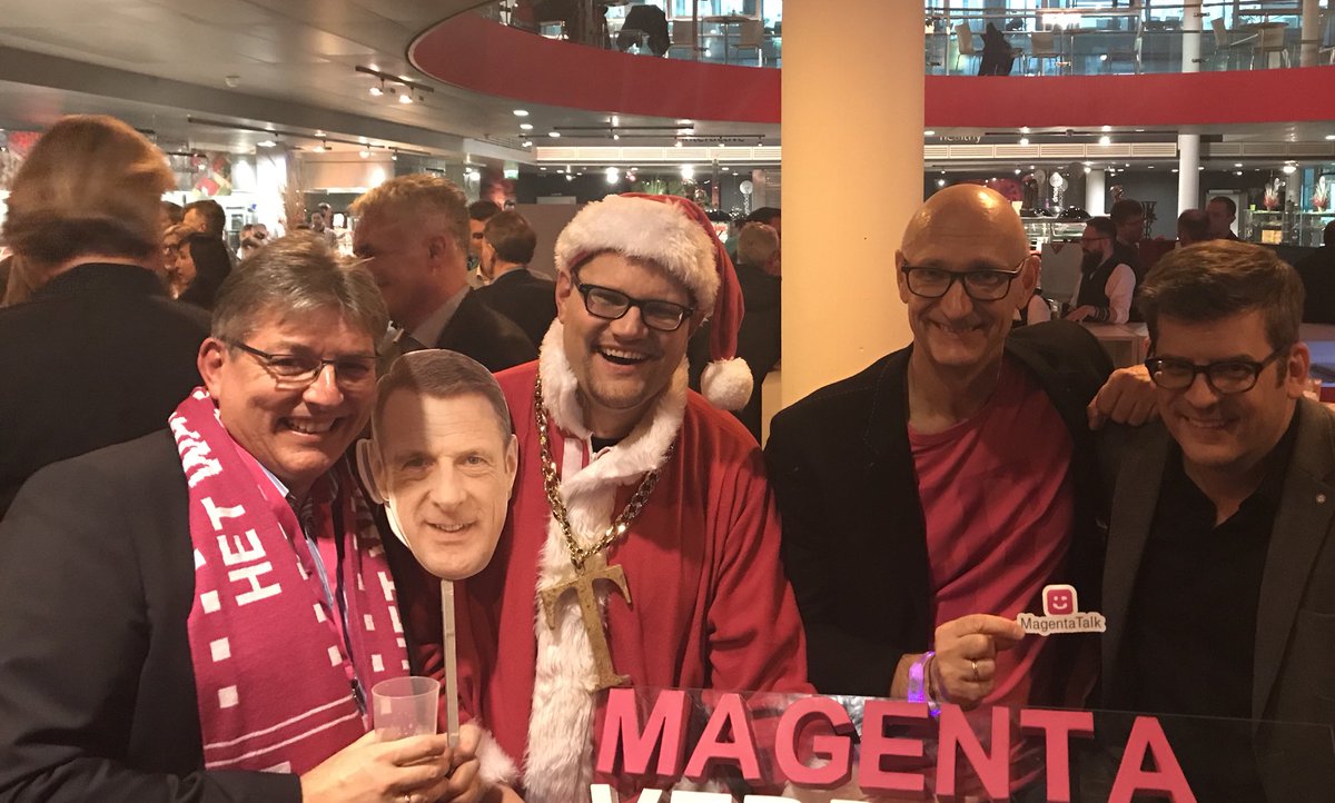 Telekom Christmas mit Santa Magenta und CEO #telekom #magenta #telekomwall #werkstolz