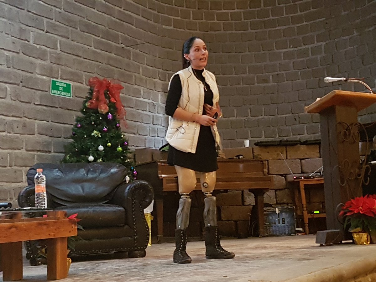 gutierrezfalcon's tweet photo. Gaby Ruiz, ejemplo de superación y entereza en #ForoKwAllende2017 #SanMigueldeAllende https://t.co/ZQVqSwXXTa