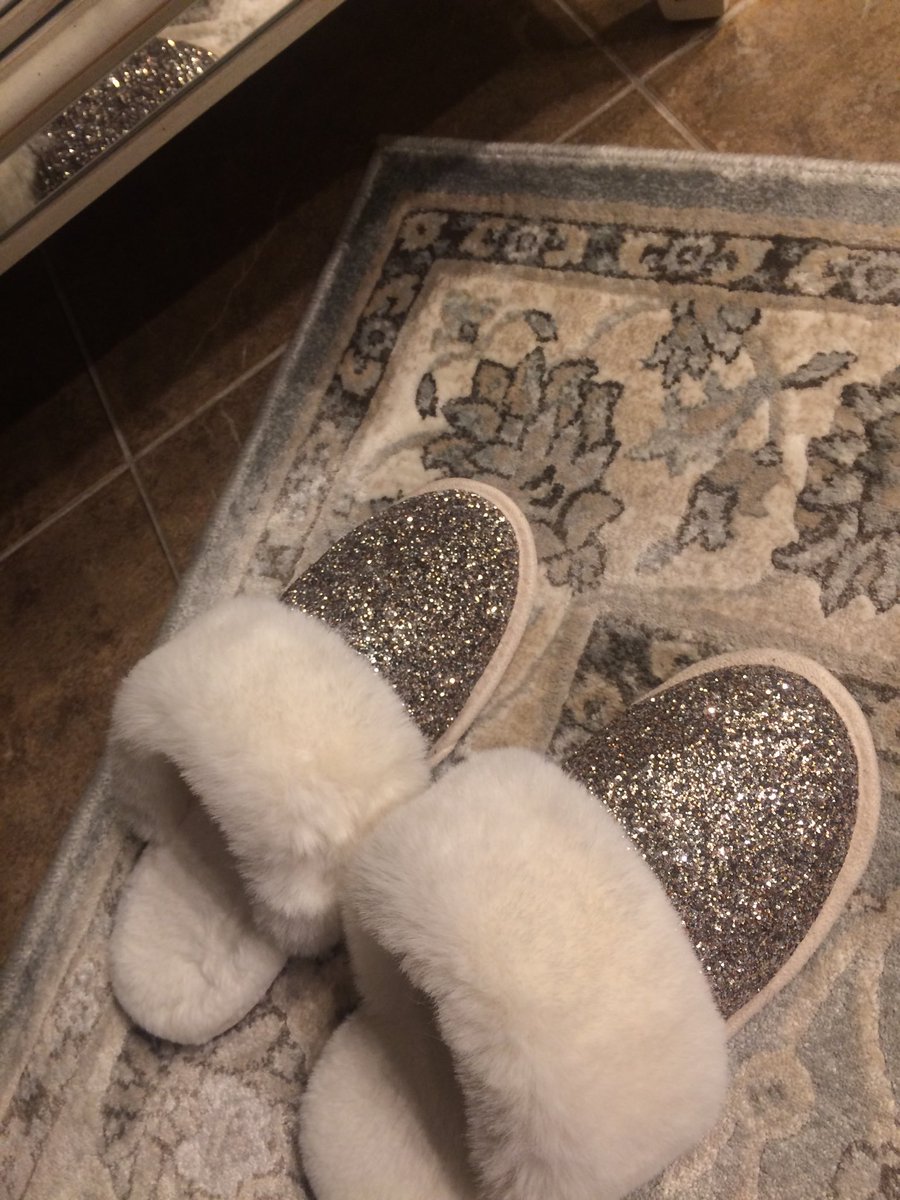 GZDoll's tweet photo. Impractical glitter slippers ✔️ #merrychristmastome https://t.co/sFUIWBHl6U