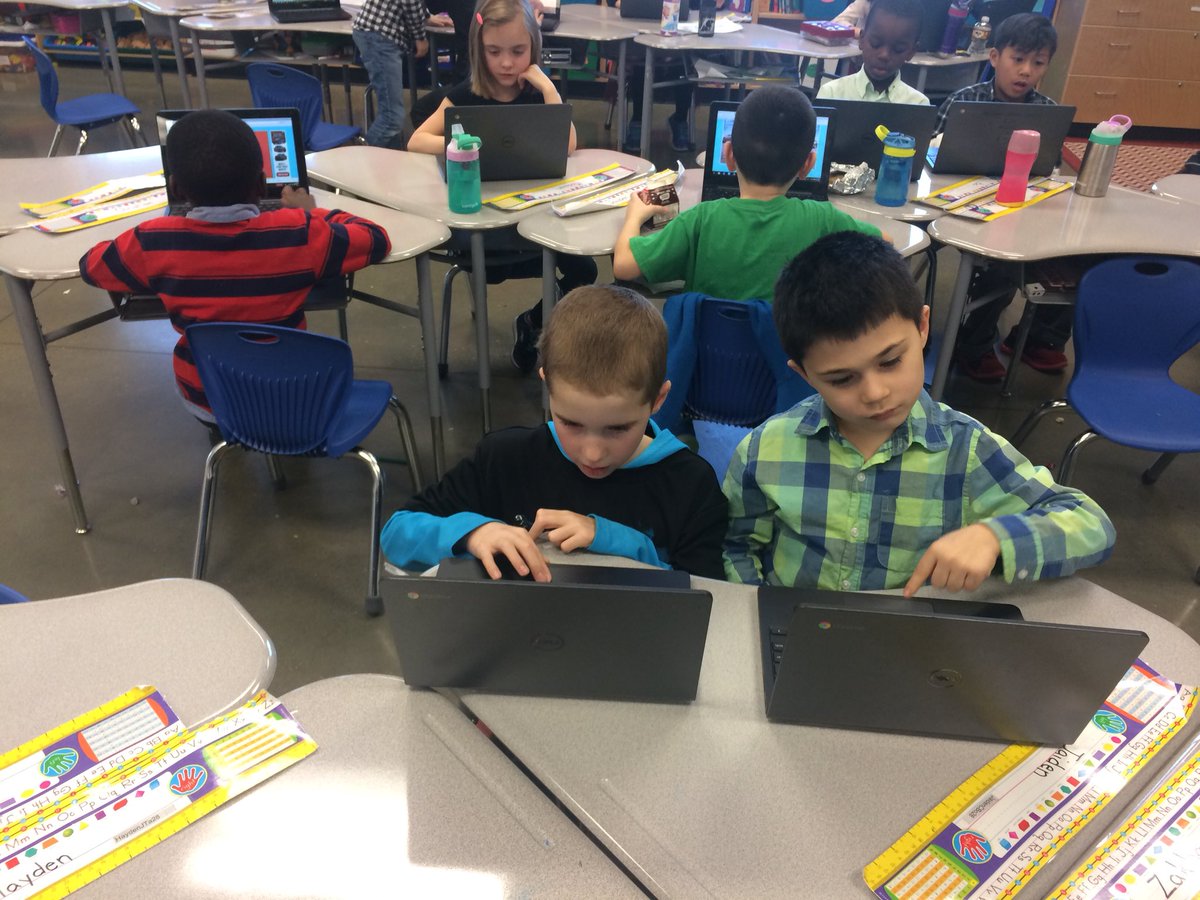 eva_r26's tweet photo. Grade 2s doing research on the chrome books about Nunavut. https://t.co/VLEF33PXZL