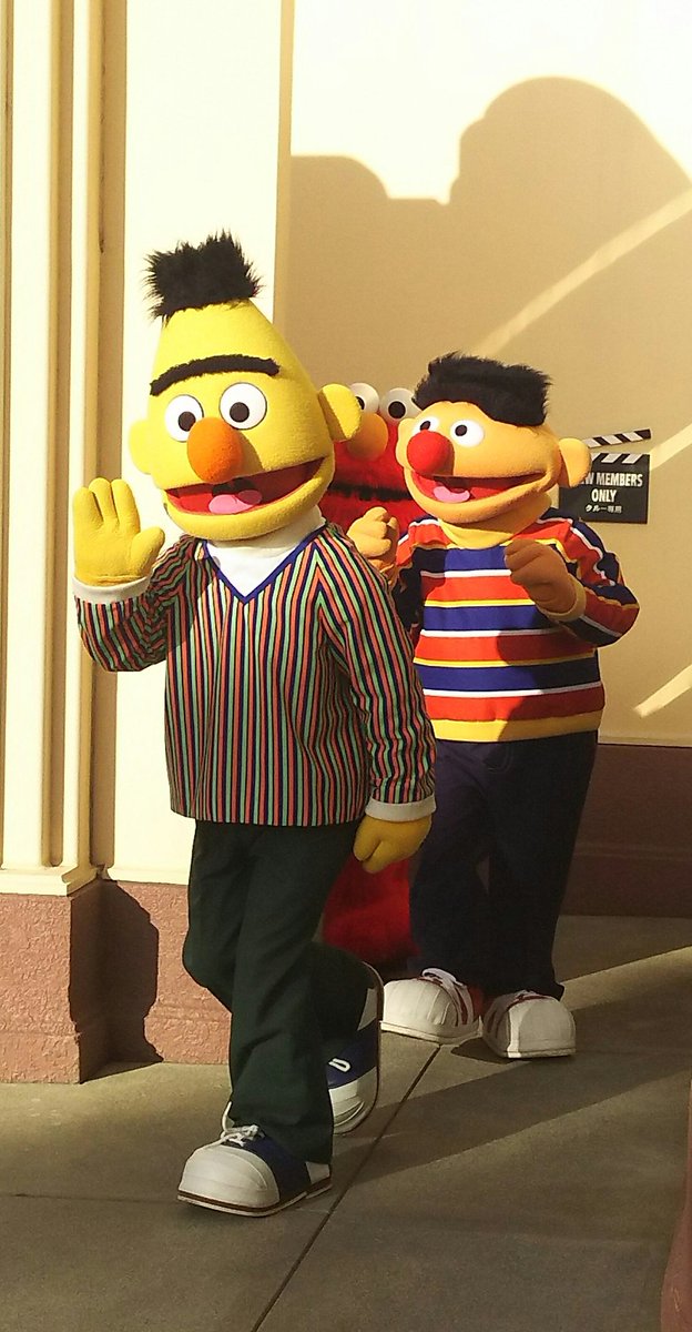 ひでくん Twitter પર 昨日 12 14 ｕｓｊ モッピーハウス前付近 にて セサミストリートのクッキー モンスターとエルモとアーニーとバートのグリーティングです 本日 12 14 はモッピーにはお会い出来ませんでしたが ３枚目のアーニーの皆にお菓子 ご飯