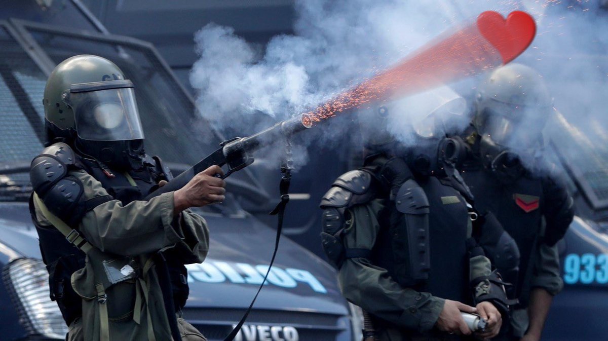 gordoqk's tweet photo. #Represion 

La paz y el amor de Marcos Peña y Carrió https://t.co/GJGzjA1WQk
