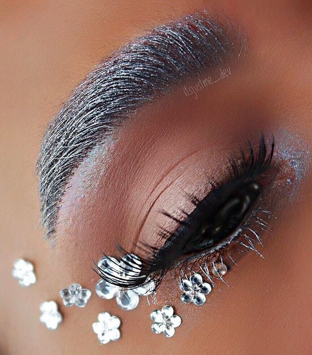 SkillsIQ's tweet photo. #FridayFun: #MetallicBrows are the latest trend because people can't leave their eyebrows alone. https://t.co/EkmcgIgZNJ #makeupartist #makeuplove #makeupstars #beauty #shine #glitter https://t.co/bNJAHOHZ8B