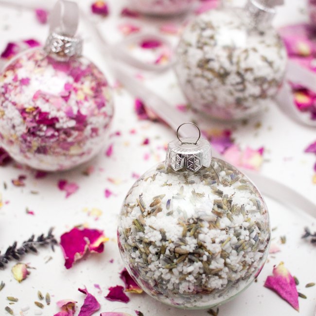 WDYMMblog's tweet photo. Love how these pictures turned out! #DIY Bath Salt Ornaments on the #blog now! https://t.co/QDp7ZTxufM